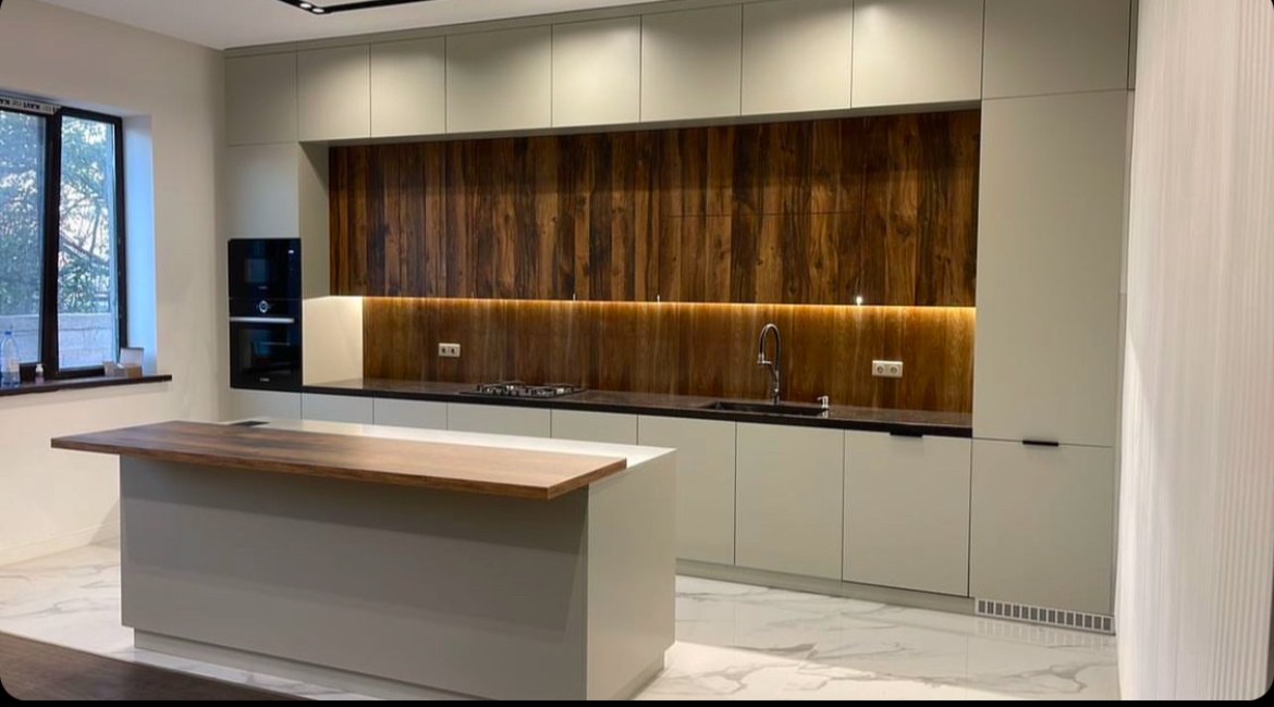 Wood-look kitchen backsplash and island