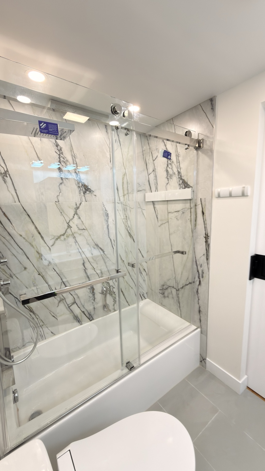 Marble-look bathtub and tile floor
