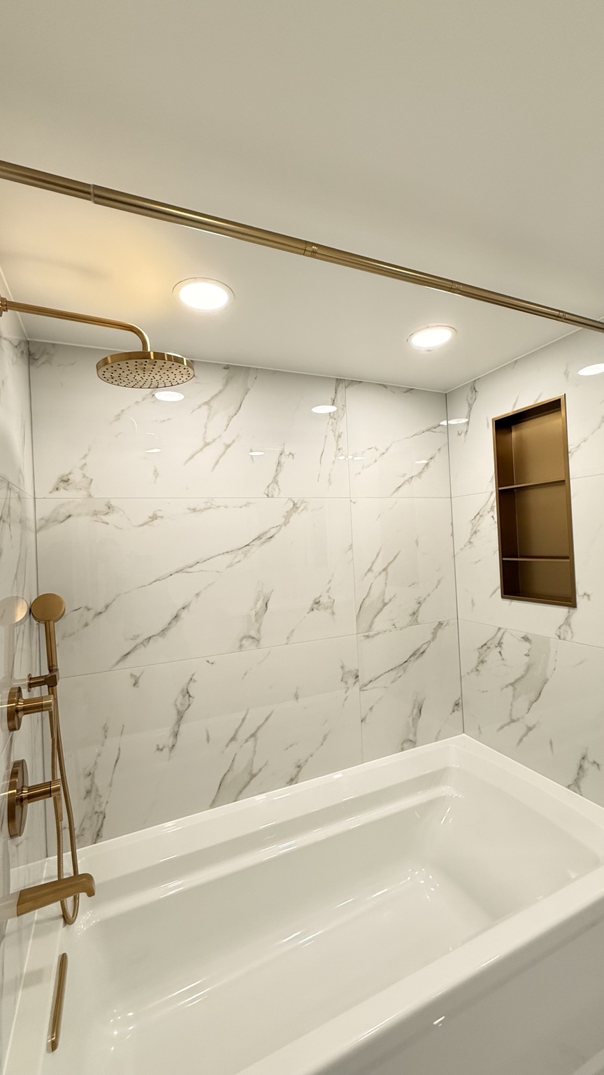 Bathtub surround with niche