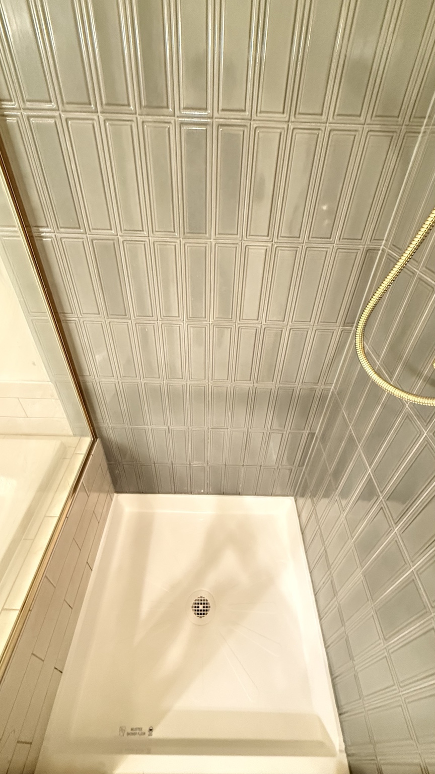 Vertical tile at bathtub