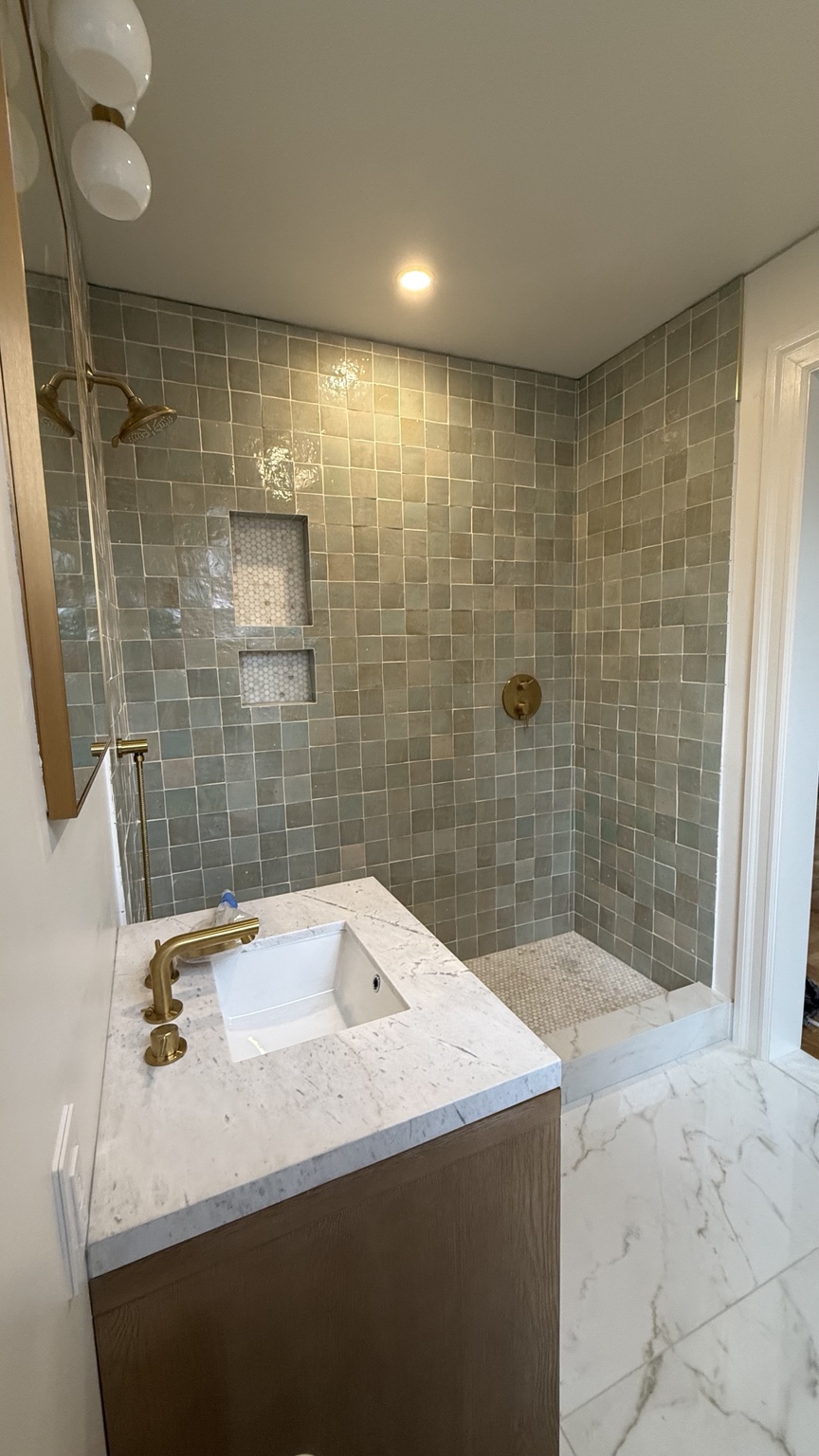 Walk-in shower with two niches
