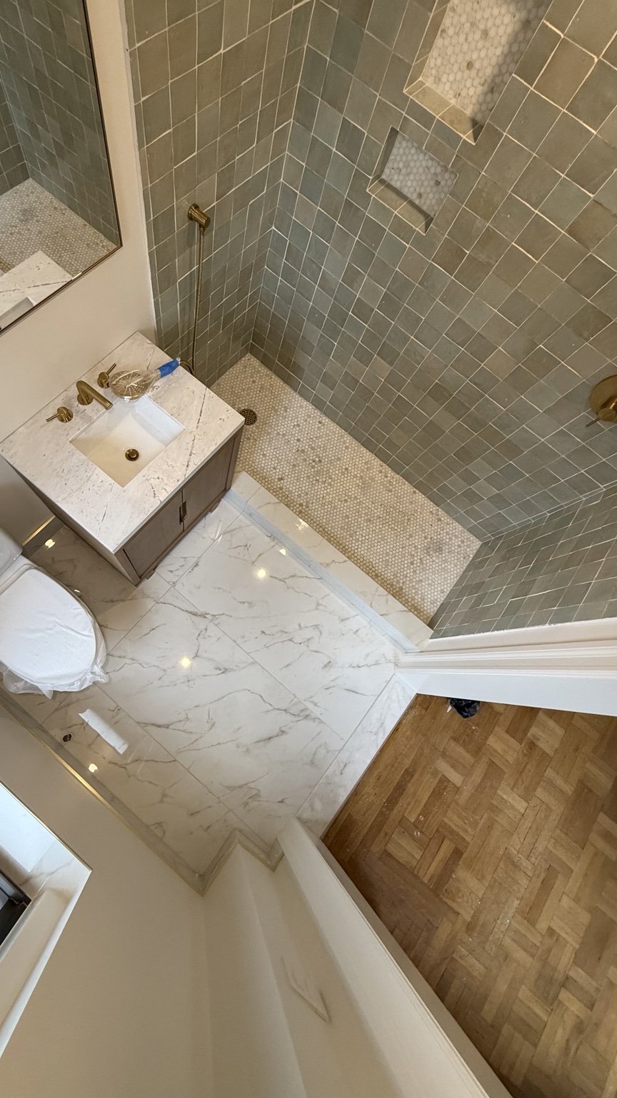 Shower with mosaic floor and niches