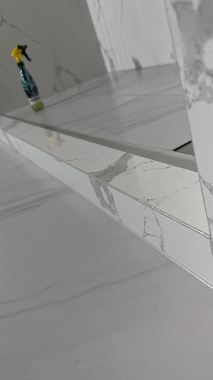 Light shower curb with a clean mitered edge